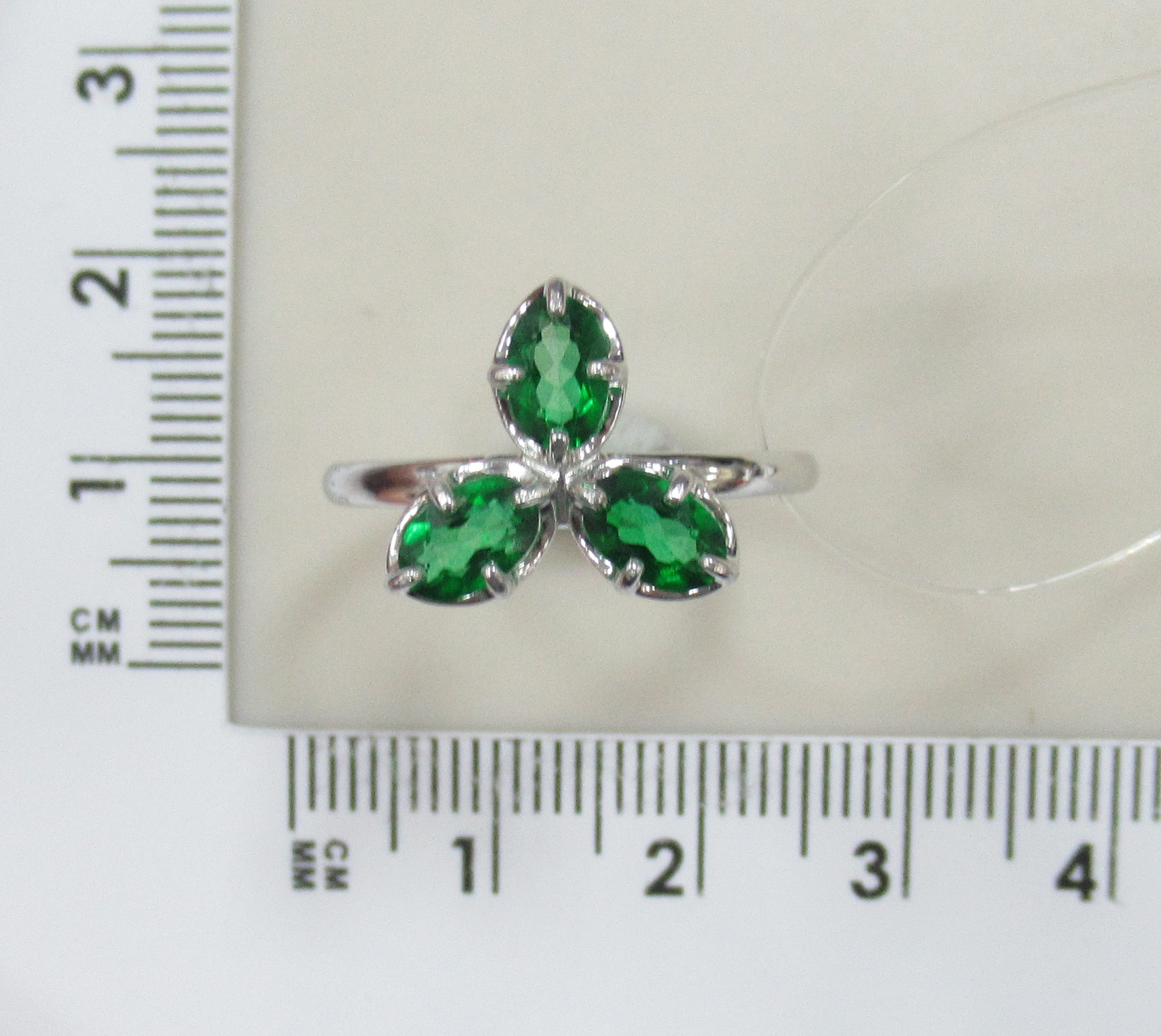 Серебряное кольцо с зелеными топазами